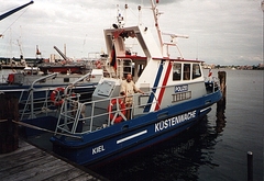 Wau Holland vor der Dienststelle des Landesbeauftragten für Datenschutz, Kiel, 1999